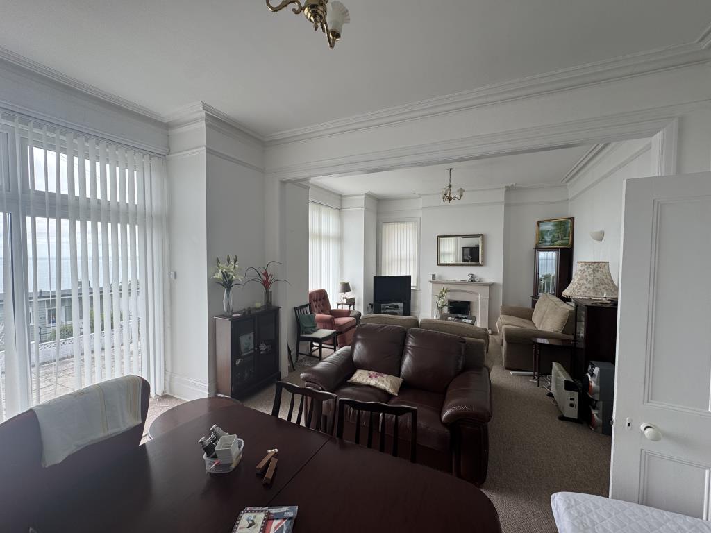 Lot: 85 - FOUR-BEDROOM HOUSE WITH STUNNING SEA VIEWS AND PARKING - Living Room